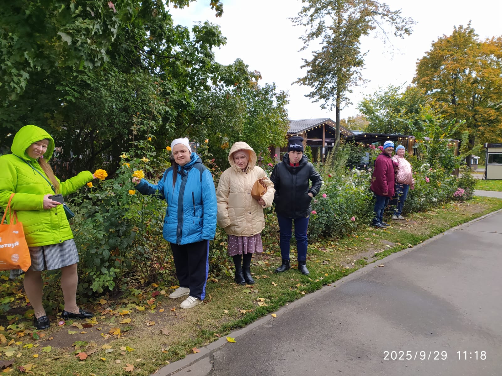 Прогулку в парке «Коломенское» провели в рамках проекта «Открывая мир»