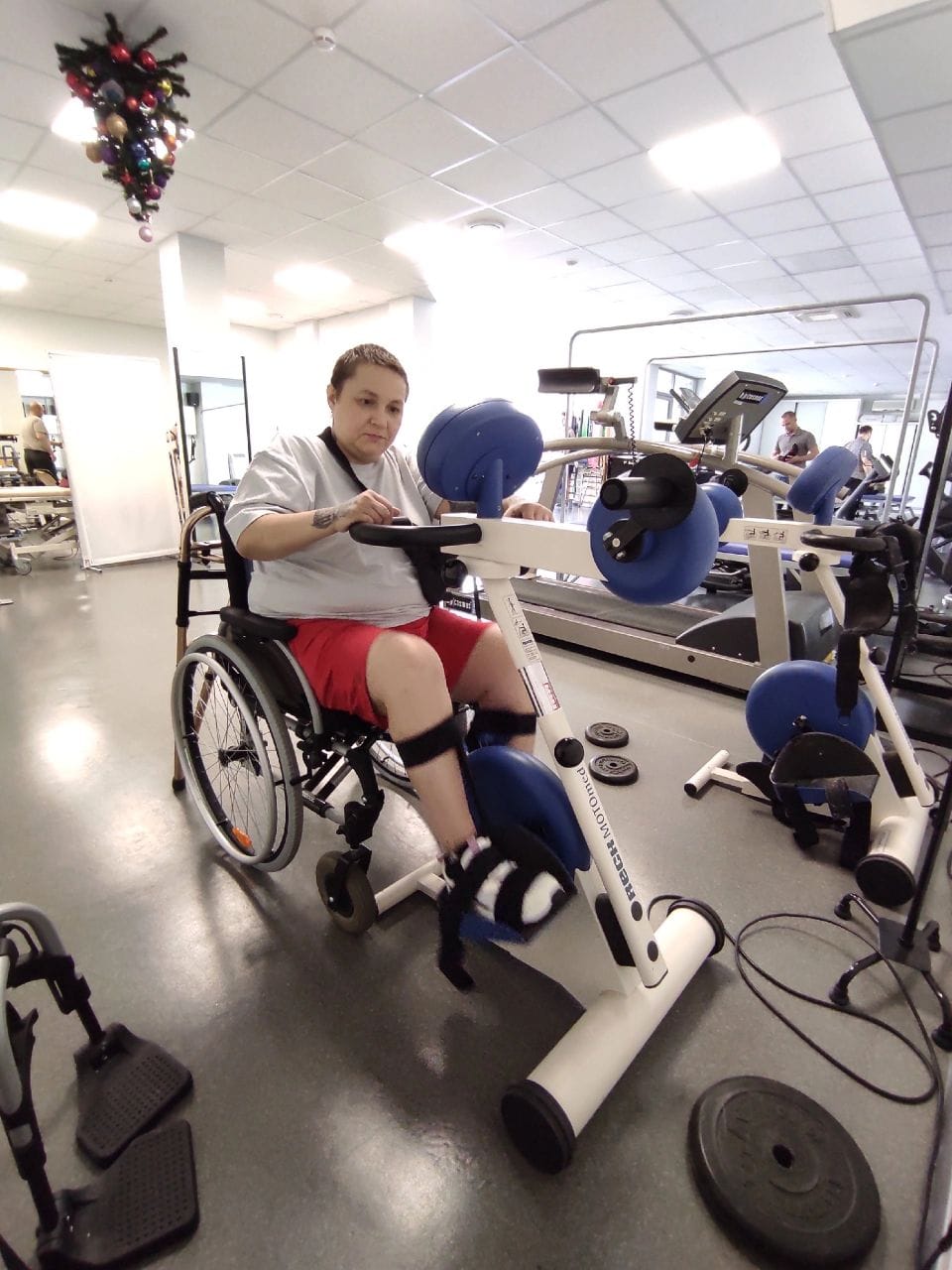 Анастасии нужны занятия с тренером, чтобы снова начать ходить