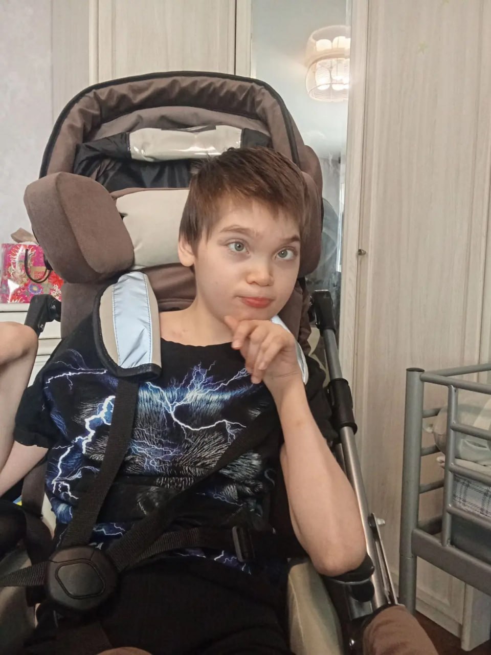 Даниилу нужна электроколяска, чтобы ездить к бабушке и общаться с друзьями